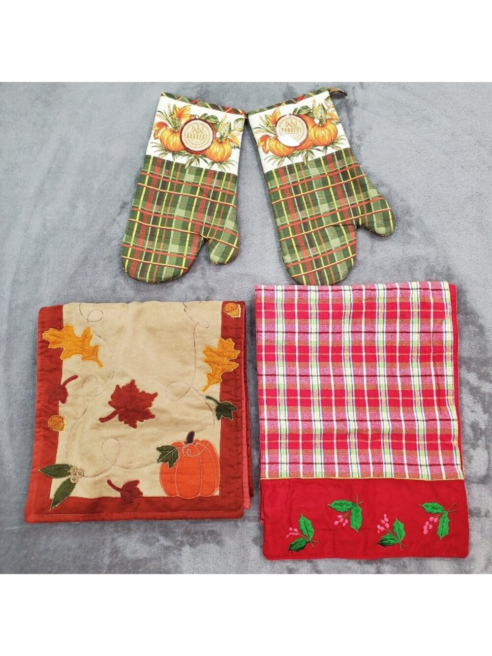 Holiday Lot Table Runner Pot Holder Oven Mitts Fall Thanksgiving Cottage Christm